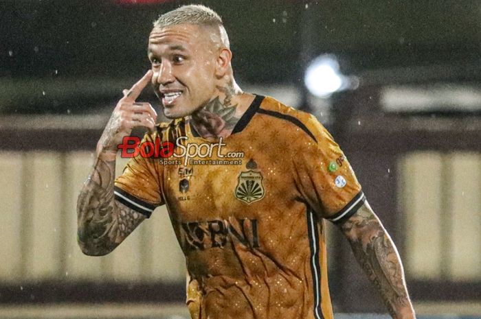 Pemain asing Bhayangkara FC, Radja Nainggolan sempat protes saat berlaga di Stadion PTIK, Blok M, Jakarta, Jumat (1/3/2024).