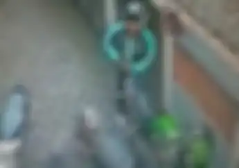 Video CCTV: Oknum Maling Kerjasama Pakai Jaket Ojek Online, Sekongkol Gasak Motor di Kos-Kosan