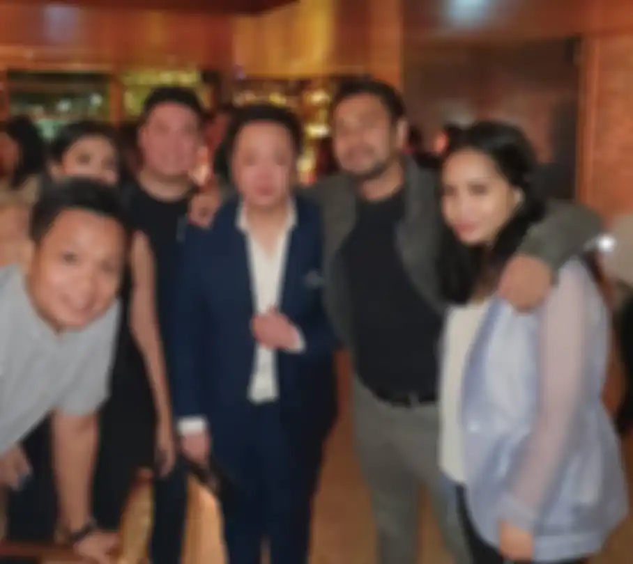 Nagita Slavina terlihat tampil elegan mengenakan blazer mewah bahan transparan berwarna biru