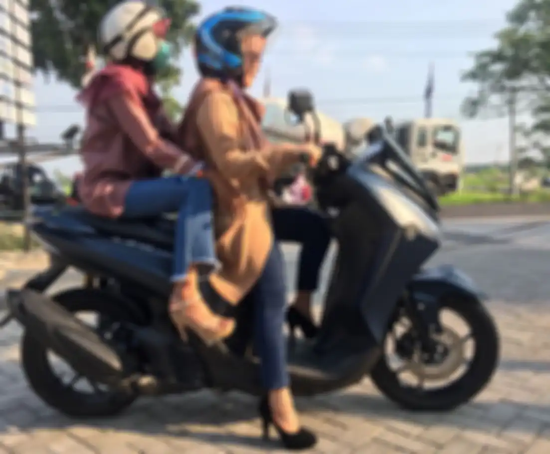 Ilustrasi kendarai motor pakai high heels