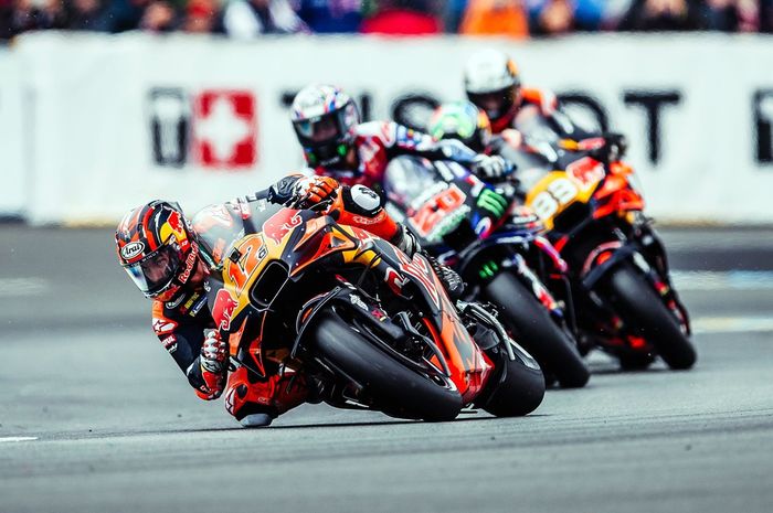 Pembalap Red Bull KTM Tech3, Maverick Vinales (paling depan), bersemangat menatap MotoGP Inggris 2025.