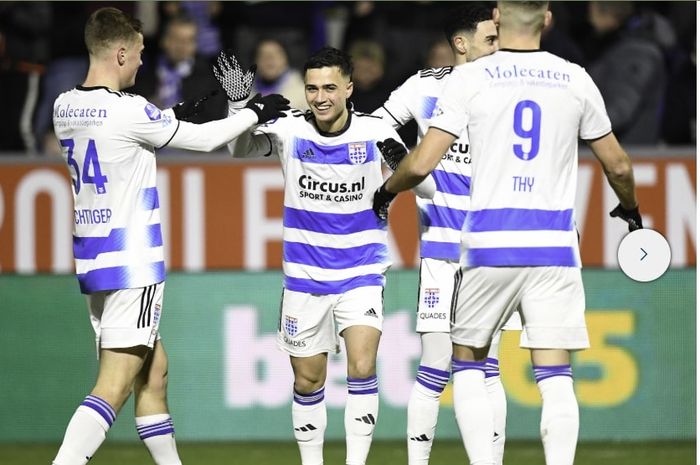 Pemain timnas Indonesia, Eliano Reijnders, saat merayakan gol untuk PEC Zwolle. Eliano masuk tim terbaik Liga Belanda pekan 33 usai mencetak gol ke gawang Willem II (14/5/2025).