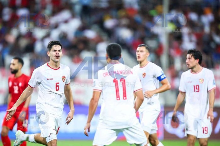 Sandy Walsh merayakan gol Ragnar Oratmangoen saat laga Bahrain Vs Timnas Indonesia di Stadion Nasional Bahrain, Riffa, Bahrain pada Kamis (10/10/2024).