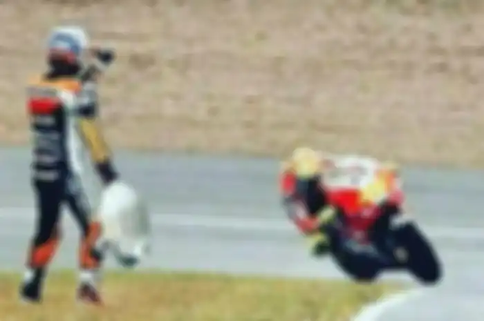 Meme pembalap MotoGP juga lempar karung