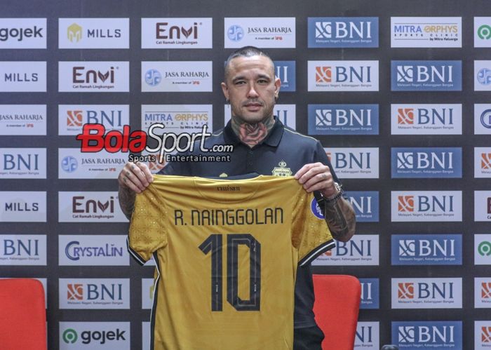 Pemain baru Bhayangkara FC, Radja Nainggolan sedang menunjukkan nomor punggungnya di Media Center Stadion Utama Gelora Bung Karno, Senayan, Jakarta, Senin (4/12/2023) malam.