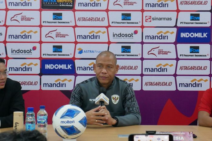 Pelatih timnas U-16 Indonesia, Nova Arianto, saat memberikan keterangan kepada media setelah laga melawan timnas U-16 Filipina, Senin (24/6/2024).