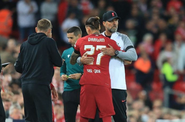 Juergen Klopp memeluk Darwin Nunez dalam duel Liverpool kontra Ajax di Liga Champions (13/9/2022).