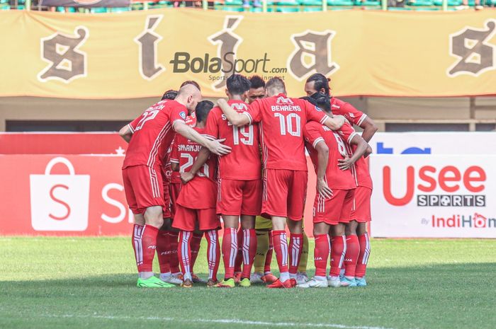 Skuat Persija Jakarta (skuad Persija Jakarta) sedang melakukan briefing saat bertanding.