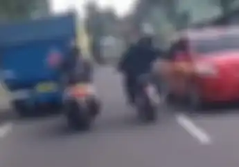 Bak Raja Jalanan, Pengendara Motor Ini Pukul Spion Mobil Sampai Copot
