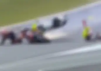 Tabrakan Horor Sprint Race MotoGP Australia Marco Bezzecchi vs Maverick Vinales Satu Pembalap Sampai Ditandu