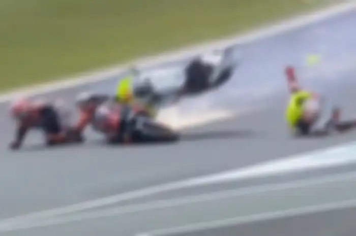 Tabrakan Horor Sprint Race MotoGP Australia Marco Bezzecchi vs Maverick Vinales Satu Pembalap Sampai Ditandu