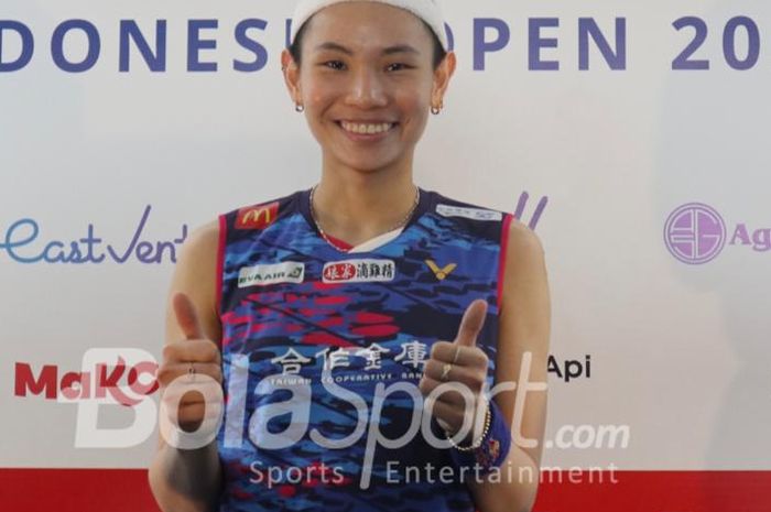 Pebulu tangkis tunggal putri Taiwan, Tai Tzu Ying, berpose setelah menjuarai Indonesia Open 2022 di Istora Senayan, Jakarta, Minggu (19/6/2022).