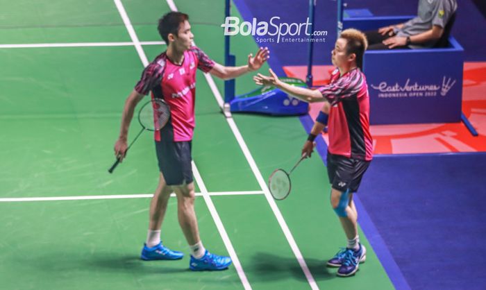 Pasangan ganda putra Malaysia, Aaron Chia dan Soh Wooi Yik, melakukan tos di saat bertanding pada perempat final Indonesia Open 2022 di Istora Gelora Bung Karno, Senayan, Jakarta, 17 Juni 2022.