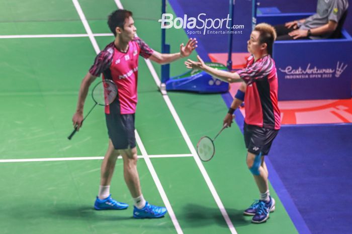 Pasangan ganda putra Malaysia, Aaron Chia dan Soh Wooi Yik, melakukan tos di saat bertanding pada perempat final Indonesia Open 2022 di Istora Gelora Bung Karno, Senayan, Jakarta, 17 Juni 2022.