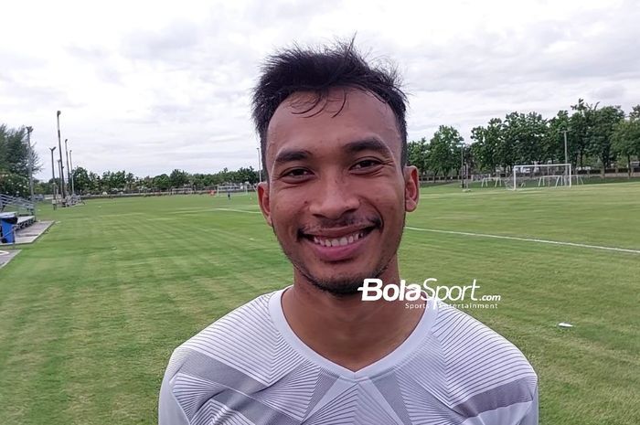 Pemain timnas U-23 Indonesia, Robi Darwis saat ditemui BolaSport.com saat latihan di lapangan PTT Academy, Rayong pada Jumat (25/8/2023).