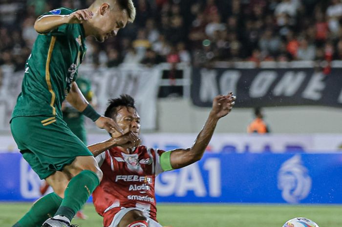 Pemain Persebaya Surabaya, Sho Yamamoto yang mendapatkan pengawalan ketat dari Kapten Persis Solo, Eky Taufik pada laga perdana Liga 1 2023/2024 di Stadion Manahan, Solo, Sabtu (1/7/2023)