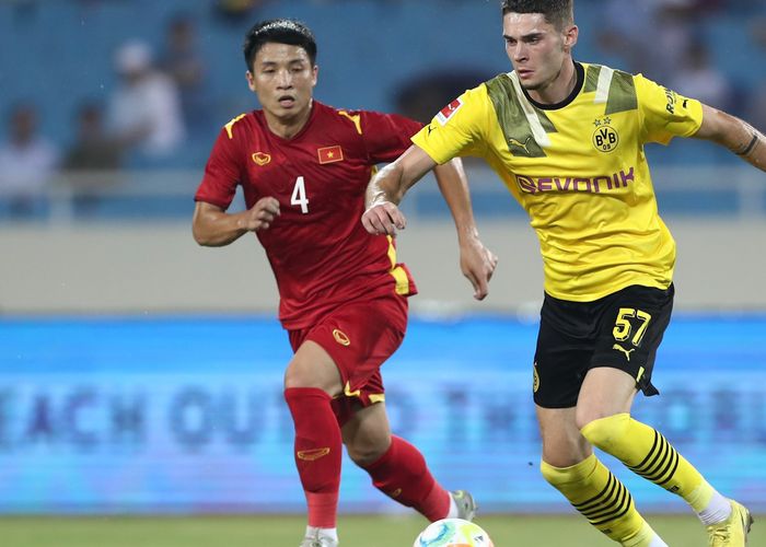 Suasana pertandingan antara timnas Vietnam melawan Borussia Dortmund di My Dinh Stadium, Hanoi, Rabu (30/11).