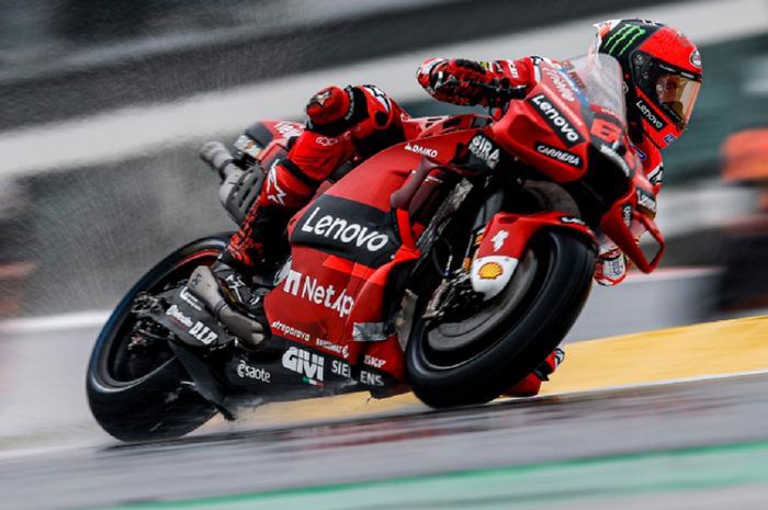 Aksi pembalap Ducati Lenovo, Francesco Bagnaia, pada hari kedua MotoGP Portugal 2022, Sabtu (23/4/2022).