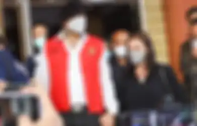 3 Jam Diperiksa oleh Petugas, Jerinx SID Keluar dengan Rompi Merah, Suami Nora Alexandra Kini Resmi Ditahan di Polda Metro Jaya