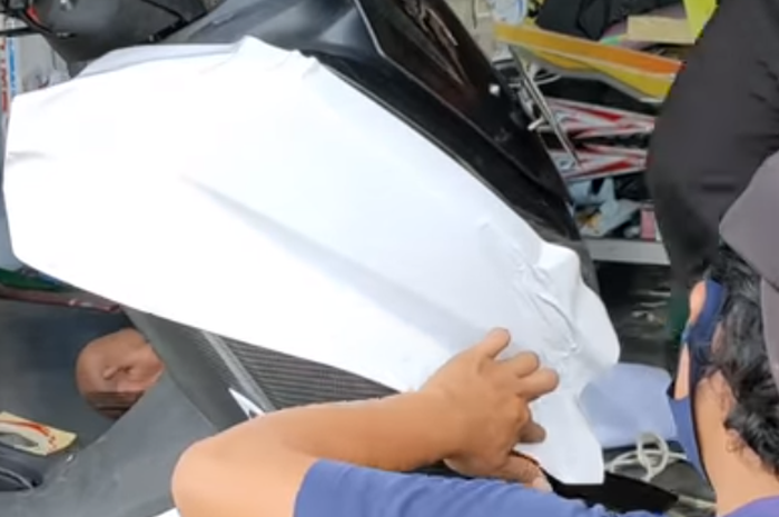 Gambar ilustrasi stiker bodi motor. 