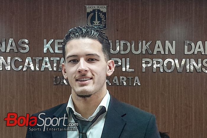 Pemain naturalisasi timnas Indonesia, Justin Hubner, sedang berfoto di Kantor Kependudukan dan Pencatatan Sipil Provinsi DKI Jakarta, Grogol, Jakarta, Rabu (6/12/2023).