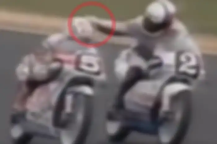 (kiri) Fausto Gresini dipukul Hans Spaan karena menghalangi