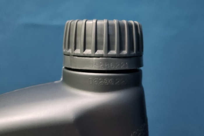 Pada tutup botol atau kemasan terdapat angka produksi yang harus sama 