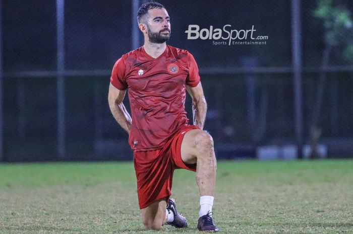 Bek naturalisasi timnas Indonesia, Jordi Amat, sedang melakuakan pemanasan di Lapangan Latih JIS (Jakarta International Stadium), Jakarta  Utara, Kamis (23/3/2023).