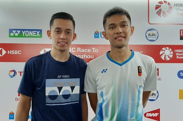 Pasangan ganda putra Indonesia, Fajar Alfian/Muhammad Rian Ardianto, berpose seusai menjalani konferensi pers pertandingan perempat final Indonesia Masters 2020.