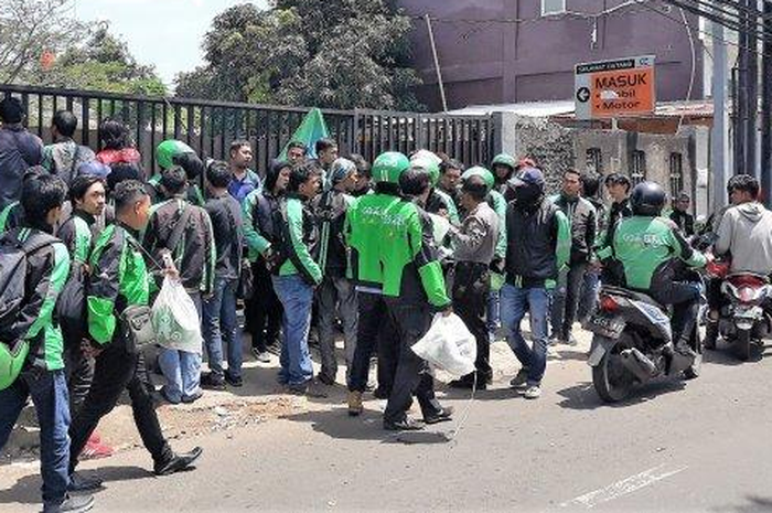 Driver ojek online Grab serbu kantor Gojek
