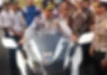 Gubernur Anies Baswedan Terjatuh Saat Jajal Motor Baru Milik Dishub DKI Jakarta