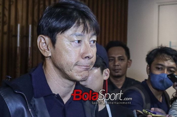 Pelatih timnas Indonesia, Shin Tae-yong, sedang memberikan keterangan kepada awak media di Le Meridien, Senayan, Jakarta, Selasa (19/12/2023).