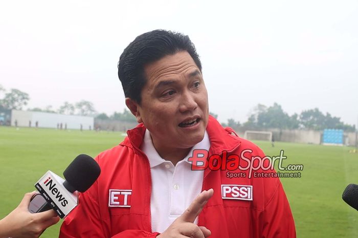 Ketua Umum PSSI, Erick Thohir, sedang memberikan keterangan kepada awak media  di Dewa United Arena, Tangerang, Banten, Sabtu (28/6/2025) pagi.