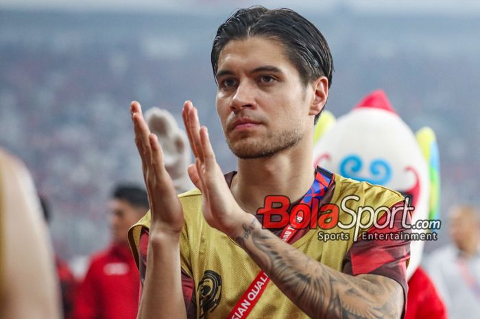 Pemain timnas Indonesia, Kevin Diks (tengah), sedang menyapa fans di Stadion Utama Gelora Bung Karno, Senayan, Jakarta, Jumat (15/11/2024).