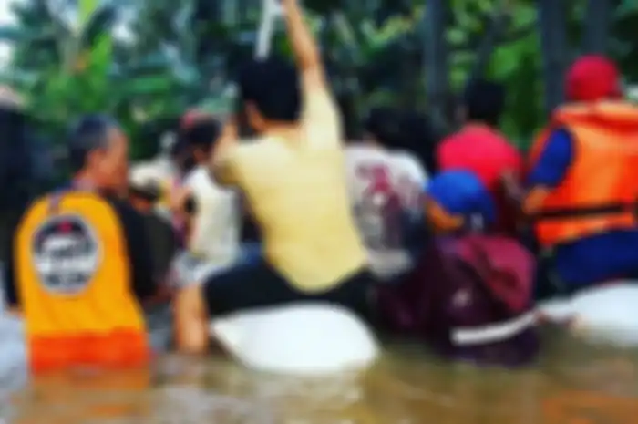 Aksi solidaritas YNCI Rescue membantu korban banjir.