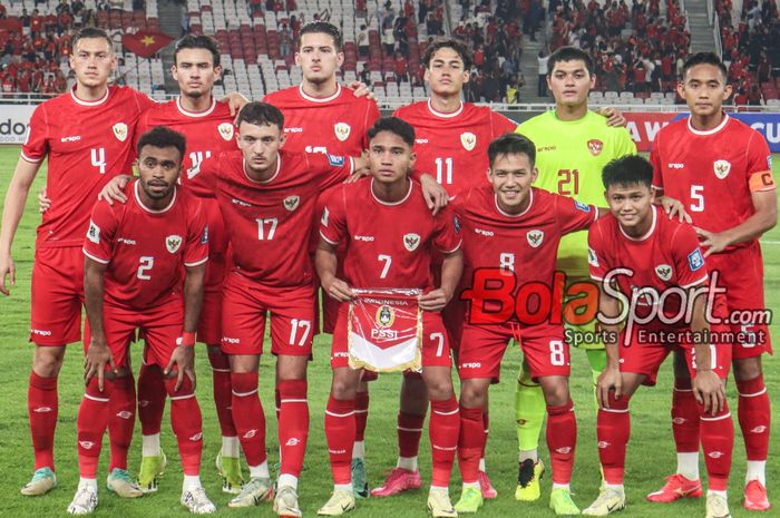 Timnas Indonesia sedang berfoto bersama di Stadion Utama Gelora Bung Karno, Senayan, Jakarta, Kamis (21/3/2024).