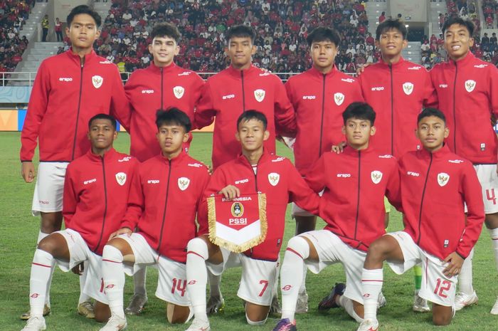 Skuad timnas U-16 Indonesia saat menghadapi timnas U-16 Australia pada semifinal ASEAN Cup U-16 2024 di Stadion Manahan, Solo, Senin (1/7/2024).