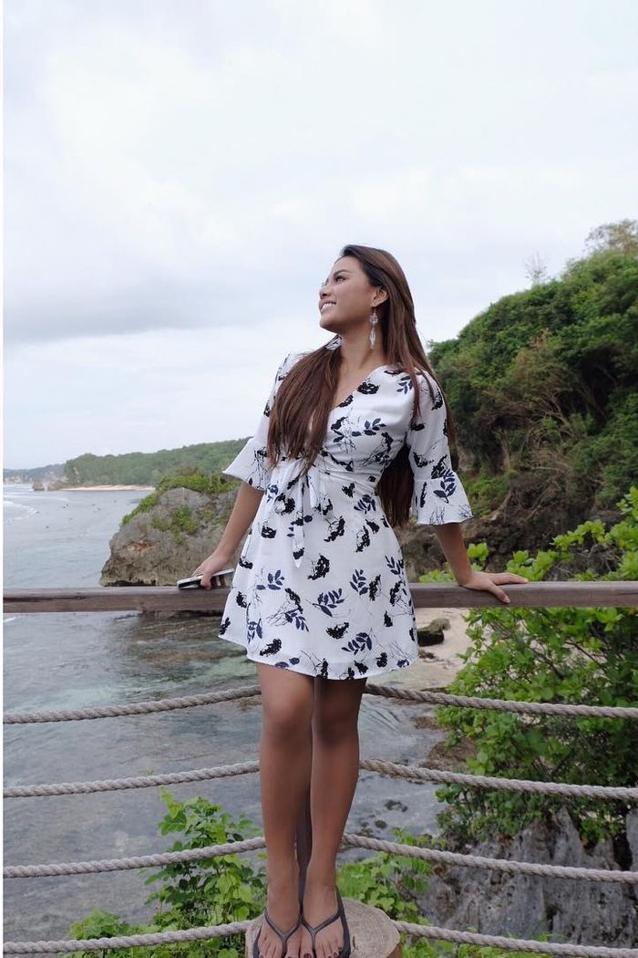 Aurel Hermansyah tampak bergaya feminin mengenakan dress motif floral 