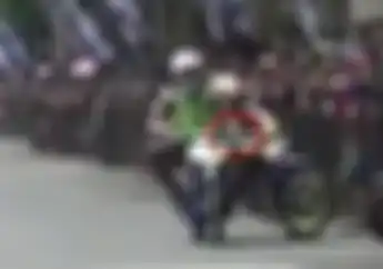 Disikut Saat Balap? Aturan di Balap Supaya Enggak Lempar Karung Saat Balapan