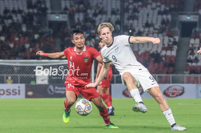 Gelandang Persib Bandung dan Timnas U-20 Indonesia, Robi Darwis (kiri) sedang berduel dengan penyerang Selandia Baru dalam laga turnamen Mini Internasional di Stadion Gelora Bung Karno, Senayan, Jakarta, Minggu (19/2/2023) malam.