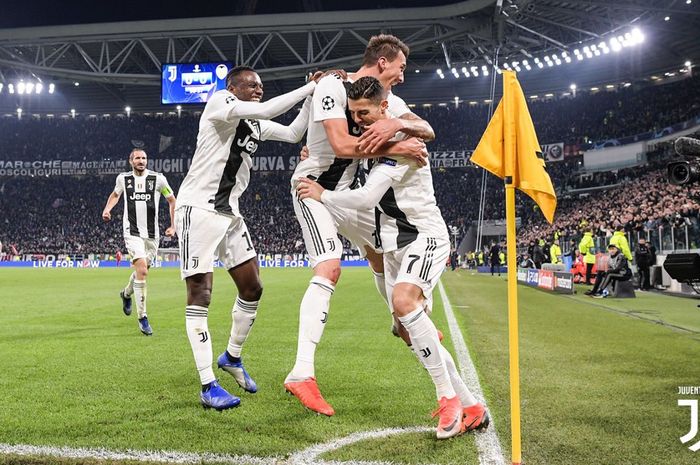 Megabintang Juventus, Cristiano Ronaldo (kanan), melakukan selebrasi bersama rekan-rekannya.