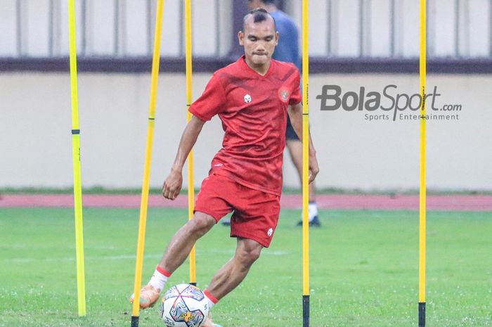 Pemain timnas Indonesia, Riko Simanjuntak, sedang menggiring bola dalam sesi latihan di Stadion PTIK, Blok M, Jakarta, Senin (20/3/2023).