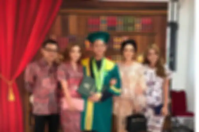 Krisdayanti saat datang ke wisuda Azriel