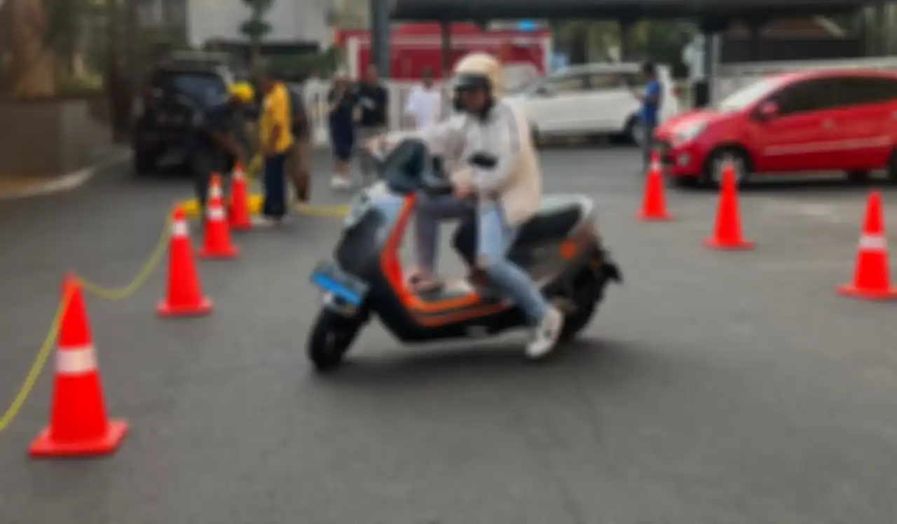 Suasana saat mencoba motor listrik Yadea G6.