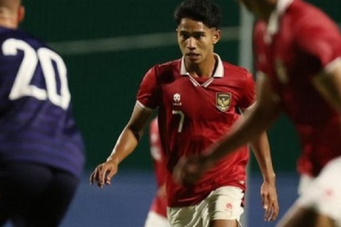 Marselino Ferdinan berusaha melewati pemain Prancis saat membela Timnas U-20 Indonesia dalam uji coba di Spanyol, 18 November 2022. Prancis digdaya dalam laga itu, tapi menangis di hadapan Gambia. 