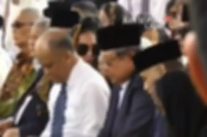 Ilham Akbar Habibie duduk di samping Susilo Bambang Yudhoyono saat proses pemakaman Habibie