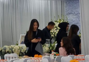 Pakai Outfit Serba Hitam, Begini Kondisi Nia Ramadhani di Rumah Duka