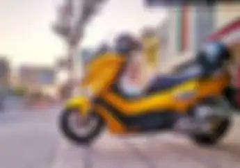 Buset! Silau Banget Nih, Yamaha NMAX Pake Baju Warna Emas