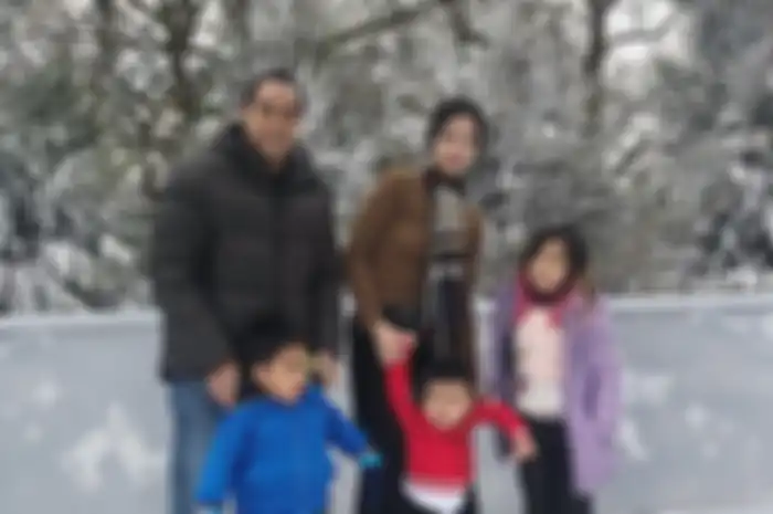 Ardi Bakrie dan Nia Ramadhani bersama anak-anak