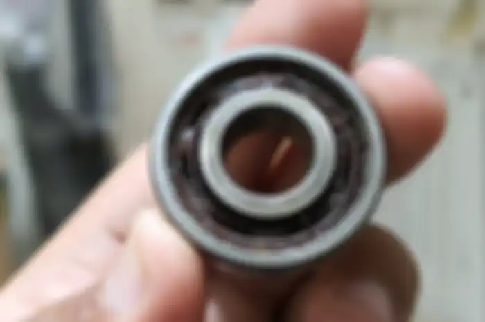 Contoh bearing roda yang tidak tertutup dalam kondisi rusak 
